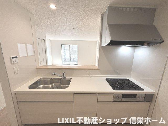 システムキッチン。三口コンロ、浄水器付き水栓