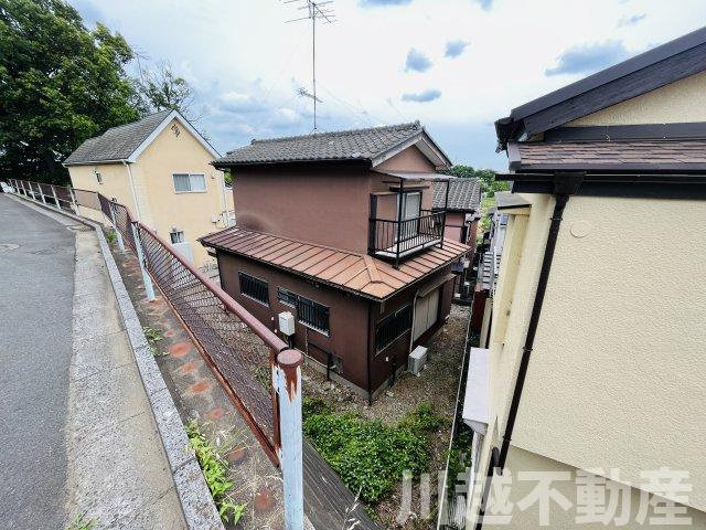 北側道路より見た本物件の外観