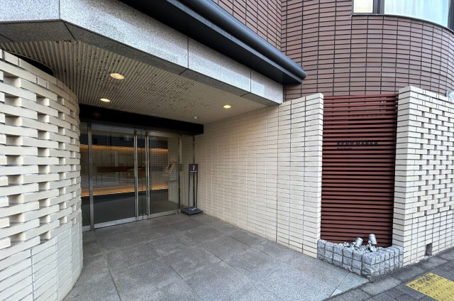 タイル張りで落ち着きのあるエントランスです。西小山商店街、武蔵小山商店街パルムも徒歩圏内にあります。