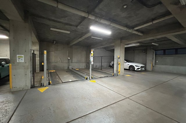 車を雨風から守る屋内駐車場。平置き・機械式があり出し入れもスムーズです。