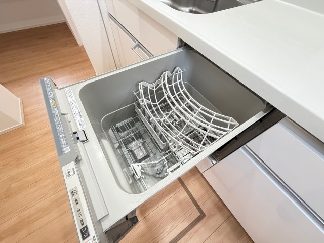 【食洗機】　ビルトインタイプの食器洗い乾燥機で、家事の時短につながりキッチンもすっきり片付きます。