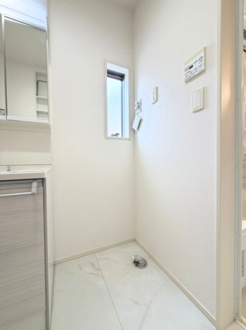 【室内洗濯機置き場】　小窓があり換気しやすい室内洗濯機置き場で、天候を気にせず洗濯物の管理がしやすくなります。