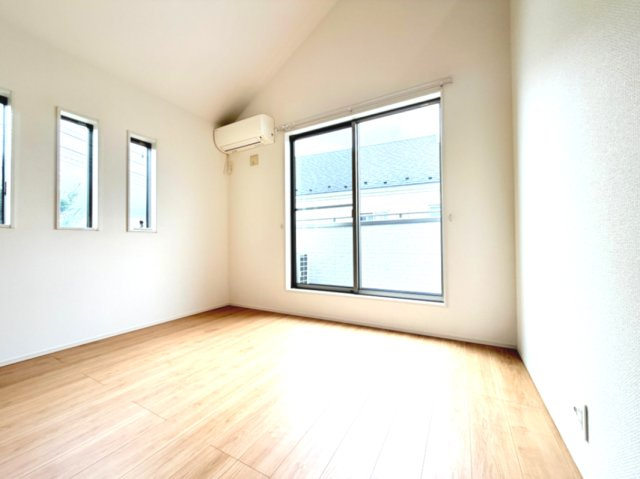 【洋室約6.1帖】　窓が多く、明るい陽射しが差し込む子供部屋として使いやすい洋室です。