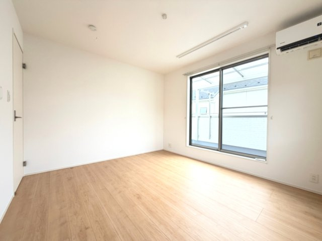 【洋室約7.0帖】　大きな窓からたっぷりと陽光が入る主寝室で、心地よい睡眠環境が整っています。
