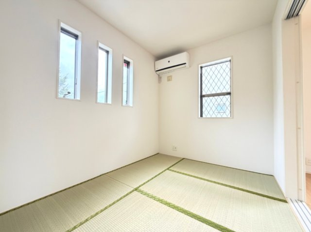 【和室約4.3帖】　い草の香りが心地よい和室で、来客時の応接間や趣味の時間を楽しむ空間としても活躍します。
