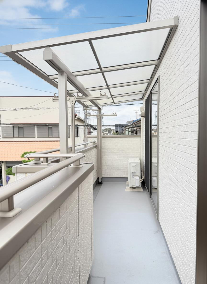 【バルコニー】　屋根付きで雨の日でも洗濯物を干しやすいバルコニーです。奥行きもあり布団干しにも便利です。