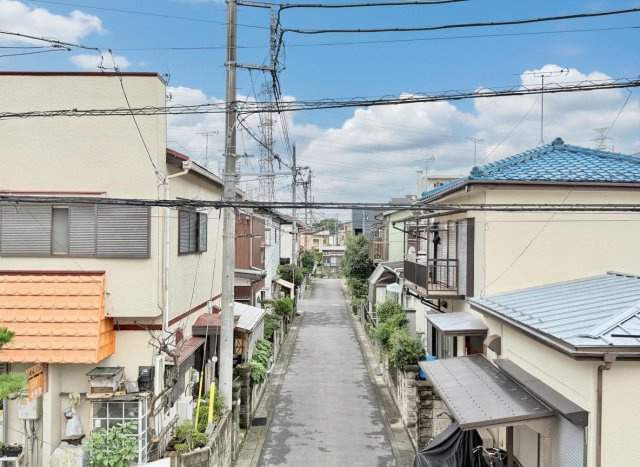 【眺望】　周辺は落ち着いた住宅街が広がり、空の抜けも感じられる開放的な眺望を楽しめます。