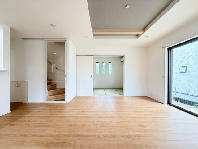 【LDK約18.8帖】　リビング階段や大きな掃き出し窓が特徴の開放的な空間で、隣接する和室ともゆるやかにつながります。