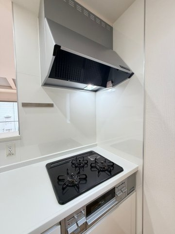 【3口コンロ】　同時調理がしやすい3口のガスコンロで、グリル機能も備え毎日の料理を効率よくこなせます。