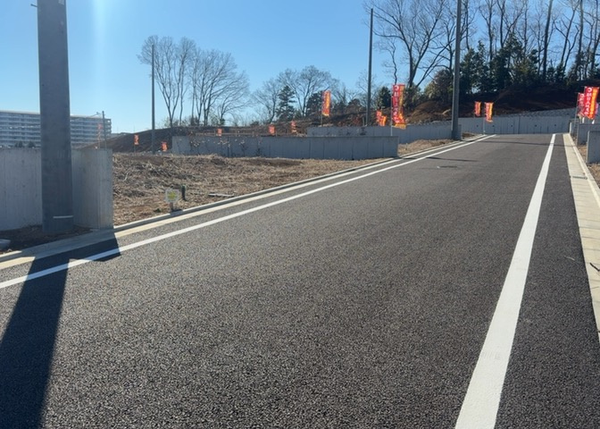 土地の形が極端に長細かったり、狭小地、あるいは道路との高低差がある傾斜地だった場合、後々売ろうとしても買い手がつかない場合もあります。後々、売却することになった時に価値の下がらない土地を選びましょう。
