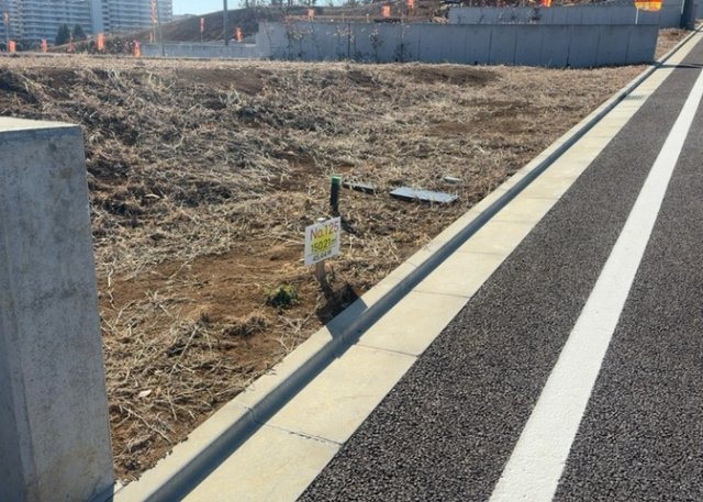 土地の面積＝住宅面積ではありません。建ぺい率の問題などで、土地のある場所によって住宅を建てられる面積は限られています。高さもしかり、「土地」という言葉の中には、建築条件も含まれると考えておきましょう。