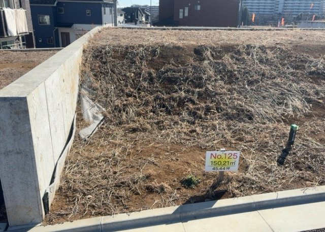 家を建てる場合、方位は要チェックです。現実的に日当たりのよい家ならばリビングは南側、建築基準法でも北側に当たる家への配慮は求められています。土地を見学に行く際は、方位磁針を持って行くようにしましょう。