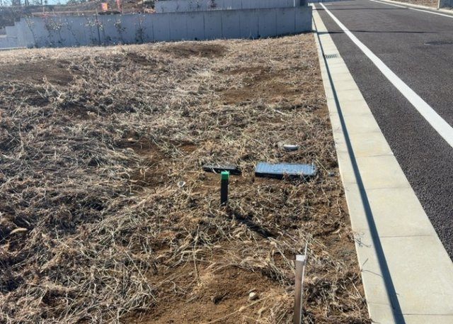 土地の前の道路に消火栓が設置されていることがあります。この場合、道路交通法第45条第1項により、駐車禁止の場所が指定されています。そのため、車庫などの駐車スペースをつくることができない場合があります。