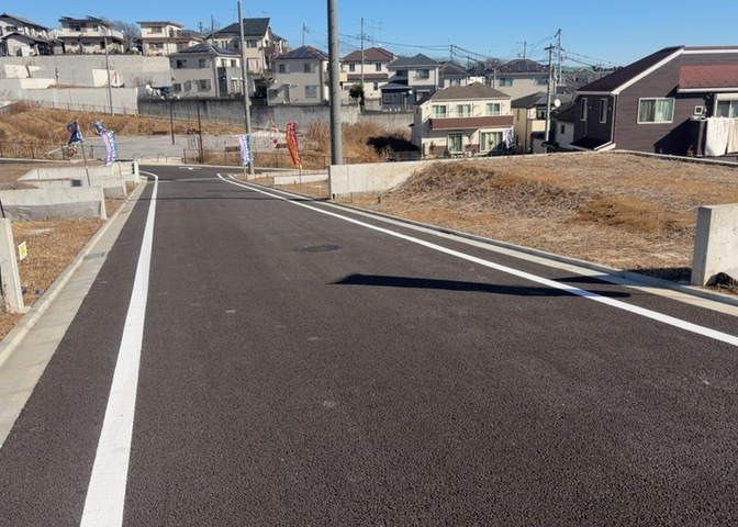 現地に行くなら、物件の周囲の地形がどうなっているかを見ることも大切です。周辺より低くなっている土地では、大雨などで水が集まりやすいため、地盤が弱くなっているということも考えられるため、注意が必要です。