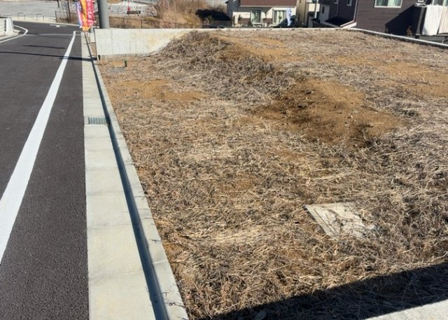 土地購入を検討されている場合、境界杭がない状態で購入してしまうと境界確定測量をする必要があり、費用がかかります。購入の前に、売主、隣土地所有者立ち合いのもと境界を確定し境界杭を設置するのがベストです。