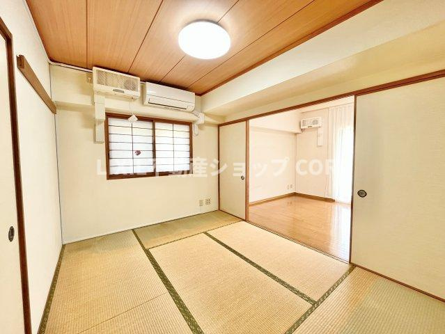 伝統的な日本情緒のある、温かみと落ち着きが感じられる和室です。　
