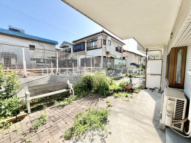 バルコニーは風通しが良く、日中は日当たりも良好です。洗濯物やお布団をたくさん干せます！　