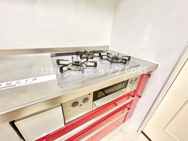 三口コンロで、お料理の効率もアップ！使い勝手の良さを考えました。お洒落なシステムキッチンです。　