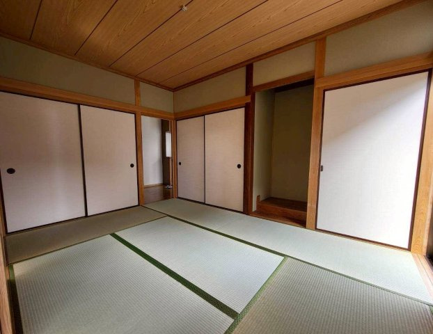 い草の香りに癒される和室は、くつろぎの空間として活躍します。来客時の客間としてはもちろん、お子様の遊び場やお昼寝スペースとしても便利。押入収納付きで寝具や季節用品もすっきり収納できます。