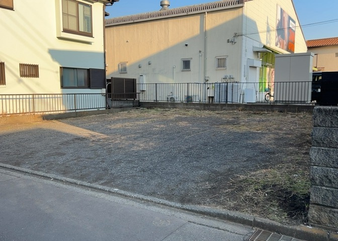 土地の形が極端に長細かったり、狭小地、あるいは道路との高低差がある傾斜地だった場合、後々売ろうとしても買い手がつかない場合もあります。後々、売却することになった時に価値の下がらない土地を選びましょう。