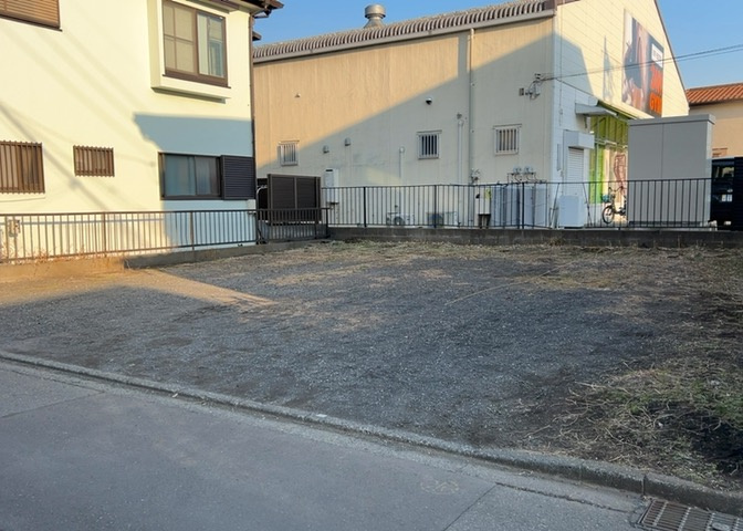 土地の面積＝住宅面積ではありません。建ぺい率の問題などで、土地のある場所によって住宅を建てられる面積は限られています。高さもしかり、「土地」という言葉の中には、建築条件も含まれると考えておきましょう。