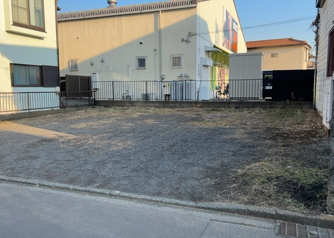 家を建てる場合、方位は要チェックです。現実的に日当たりのよい家ならばリビングは南側、建築基準法でも北側に当たる家への配慮は求められています。土地を見学に行く際は、方位磁針を持って行くようにしましょう。