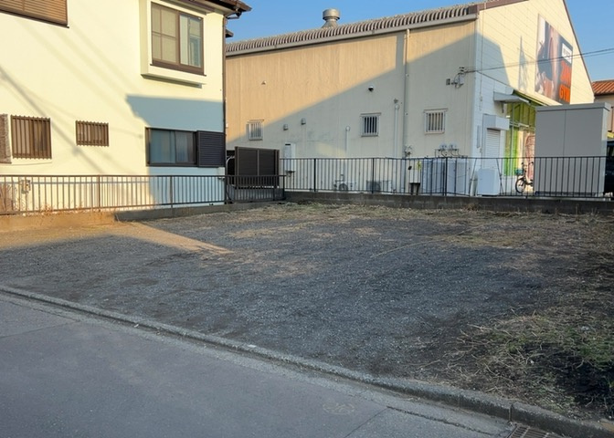 土地の前の道路に消火栓が設置されていることがあります。この場合、道路交通法第45条第1項により、駐車禁止の場所が指定されています。そのため、車庫などの駐車スペースをつくることができない場合があります。