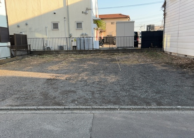 現地に行くなら、物件の周囲の地形がどうなっているかを見ることも大切です。周辺より低くなっている土地では、大雨などで水が集まりやすいため、地盤が弱くなっているということも考えられるため、注意が必要です。