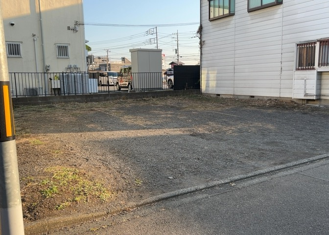 土地購入を検討されている場合、境界杭がない状態で購入してしまうと境界確定測量をする必要があり、費用がかかります。購入の前に、売主、隣土地所有者立ち合いのもと境界を確定し境界杭を設置するのがベストです。