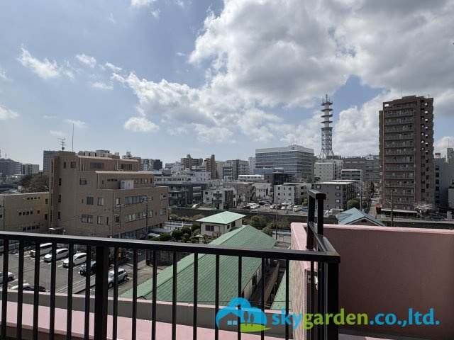 藤沢市街地を望む広いバルコニーが付いてます