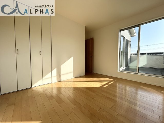 南側洋室にはたっぷりの採光が入り、お部屋の雰囲気を明るくしてくれます♪