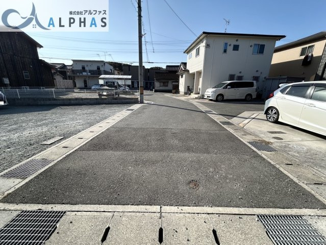 前面道路幅員5ｍ以上の為、駐車がしやすい♪