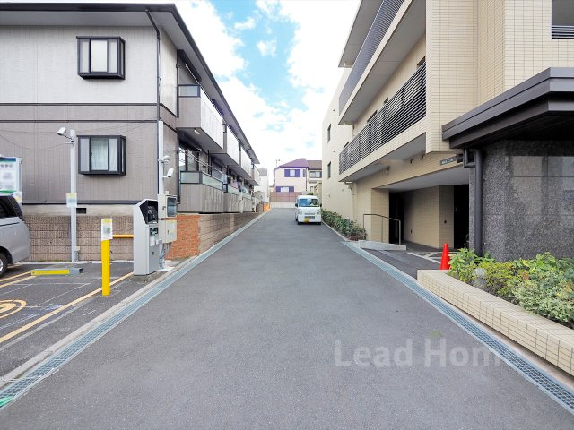 車通りが穏やかで見通しの良い前面道路！お子様とのお出かけやベビーカーを押しての移動も安心ですね♪