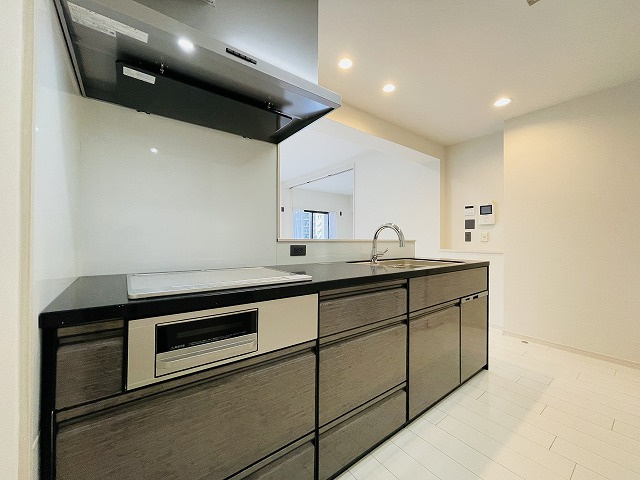 お料理をしながらでもご家族との会話を楽しめる対面キッチンです。リビングを見渡せる作りが人気です。