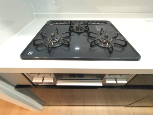 【3口コンロ】　3口コンロ、グリル付きでお料理のレパートリーも増えそうです。