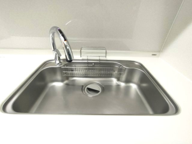 【シンク】　お洒落なグースネック水栓。食器洗いもはかどる広々としたシンクです。
