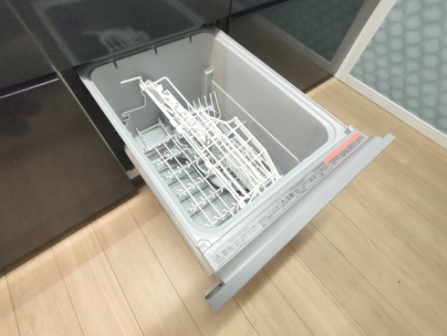 【食洗器】　手肌に優しく、家事の時短にもなる食洗機を完備。