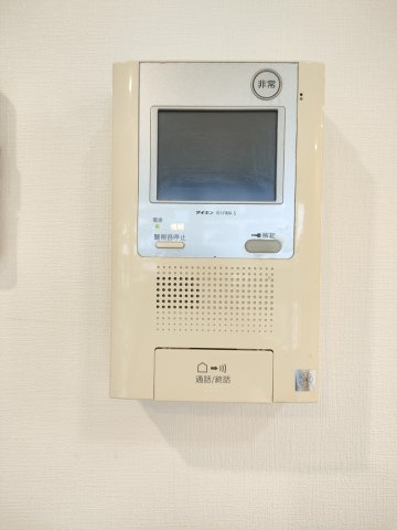 【TVモニター付きインターフォン】　訪問者の顔を見ることができるので、安心してドアを開けられます。