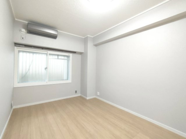 【洋室約6.0帖】　広々とした洋室。主寝室や子ども部屋にいかがでしょうか？