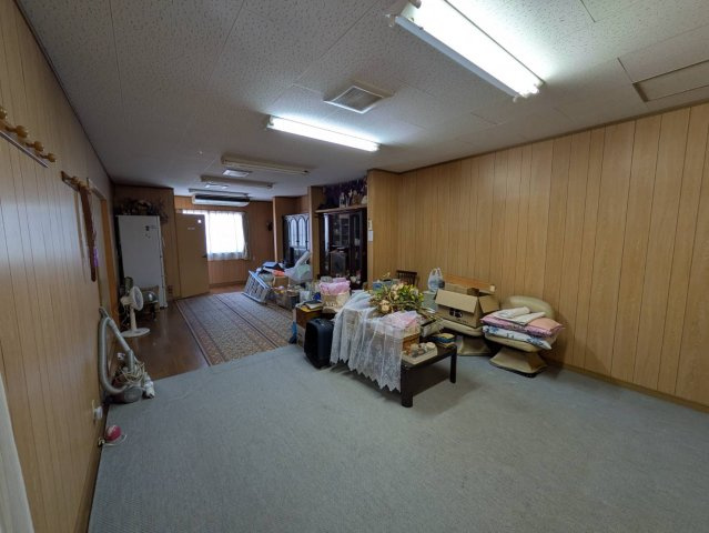 広々とした空間が広がるリビングは、ご家族が集まる団らんの場にぴったり。家具の配置もしやすく、ライフスタイルに合わせたレイアウトが可能です。窓からの採光もあり、明るさを感じられる室内。