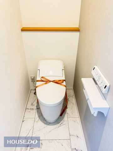 温水洗浄暖房便座付き。2箇所あるので、忙しい朝でも安心♪ほっと一息つけるプライベート空間は広めの設計となっております。
