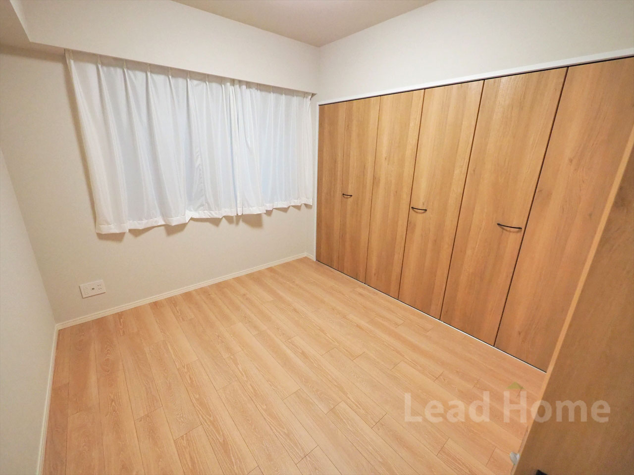 壁一面に大型のクローゼットが備わったお部屋です。お洋服や荷物をたっぷり収納できて室内広々です♪