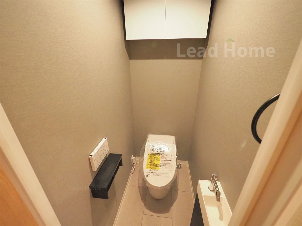 上部に扉付きの収納棚が備わっており、トイレットペーパーやお掃除グッズをすっきり綺麗にしまえます！