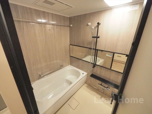 高級感のあるパネルが落ち着いた空間を演出します。ゆったりとした浴槽で毎日の疲れを心地よく癒せます♪