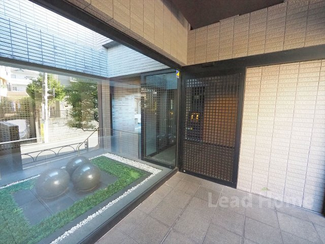 植栽と自然光が調和した上品なエントランスです。オートロック完備で日々の暮らしの防犯面も安心ですね！