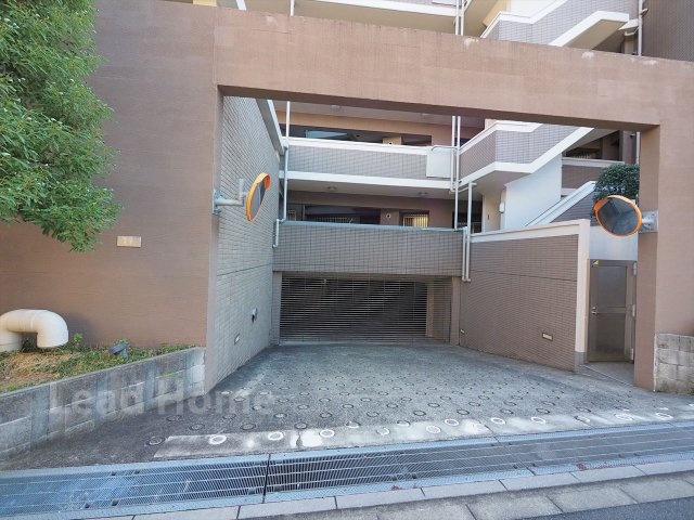 道路からの出入りがしやすく見通しの良い駐車場入口です。大切なお車の出し入れもスムーズに行えます♪