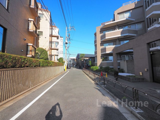 見通しが良く歩道もしっかり確保された前面道路です。交通量も穏やかで日々のお出かけも安心ですね♪