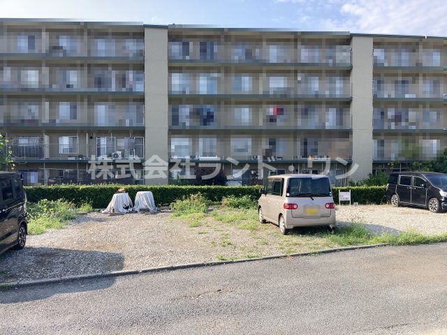 後方の建物は[新狭山ハイツ　26号棟]です