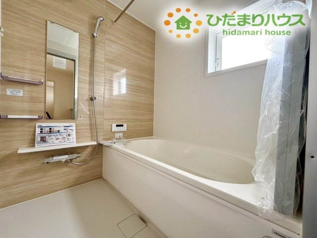 一日の疲れをじんわり癒やす、足を伸ばしてゆったり浸かれる広い浴槽です！浴室乾燥機付きなので、梅雨時期や雨の日、花粉が気になる季節でも、洗濯物を夜の間にフカフカに乾かすことができて本当に助かります♪