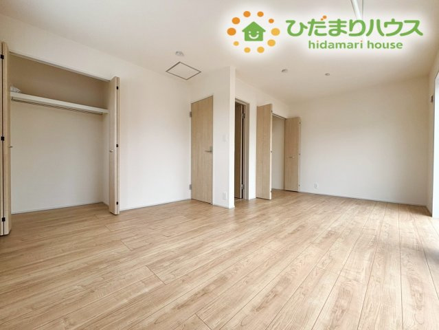 主寝室は、大きなベッドを置いてもスペースにゆとりがある広々設計です！2面採光で朝は心地よい自然光を感じながら気持ちよく目覚めることができます♪将来のライフステージの変化によって間仕切ることもできます♪